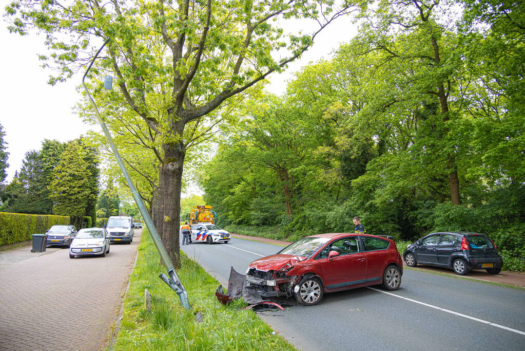 Automobilist rijdt tegen lantaarnpaal