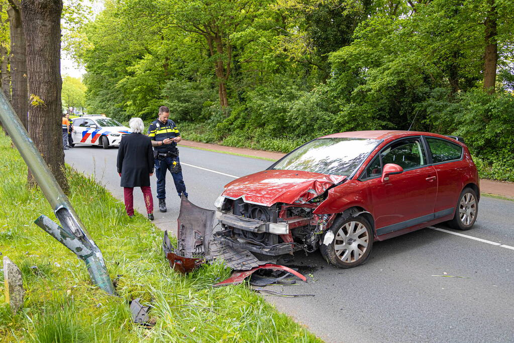 Automobilist rijdt tegen lantaarnpaal