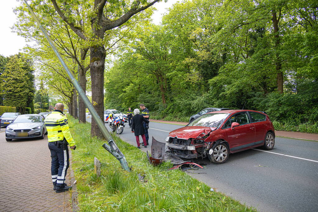 Automobilist rijdt tegen lantaarnpaal