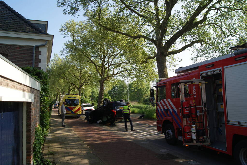 Automobilist klapt op lantaarnpaal en boom en belandt op zijn kop