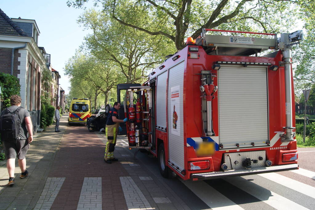 Automobilist klapt op lantaarnpaal en boom en belandt op zijn kop