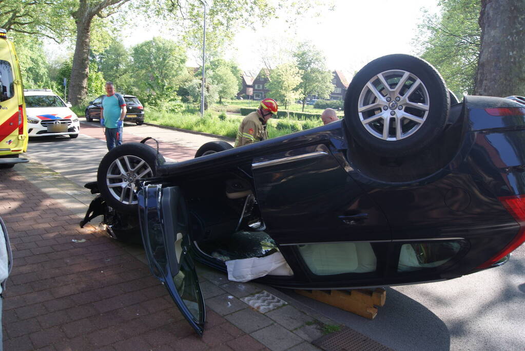 Automobilist klapt op lantaarnpaal en boom en belandt op zijn kop