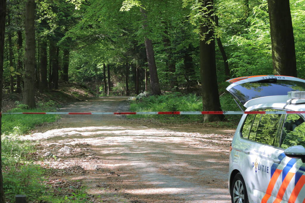 Politie vindt tientallen vaten in bos in Emmen