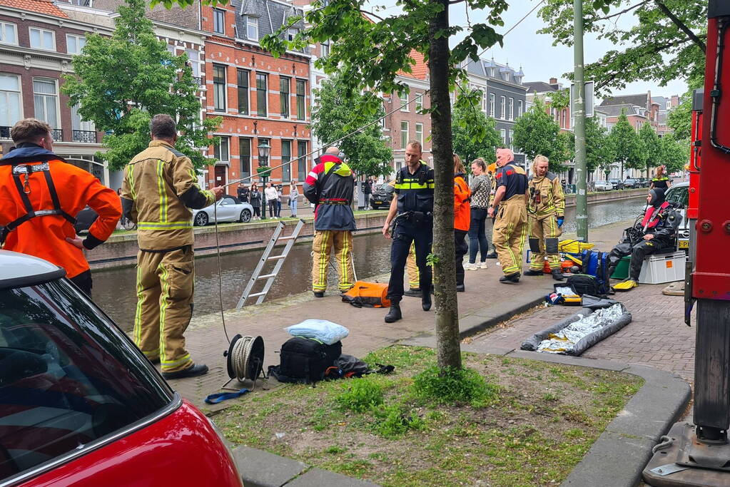 Brandweerduikers zoeken in water na vondst kentekenplaat