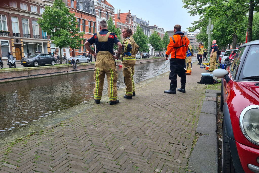 Brandweerduikers zoeken in water na vondst kentekenplaat