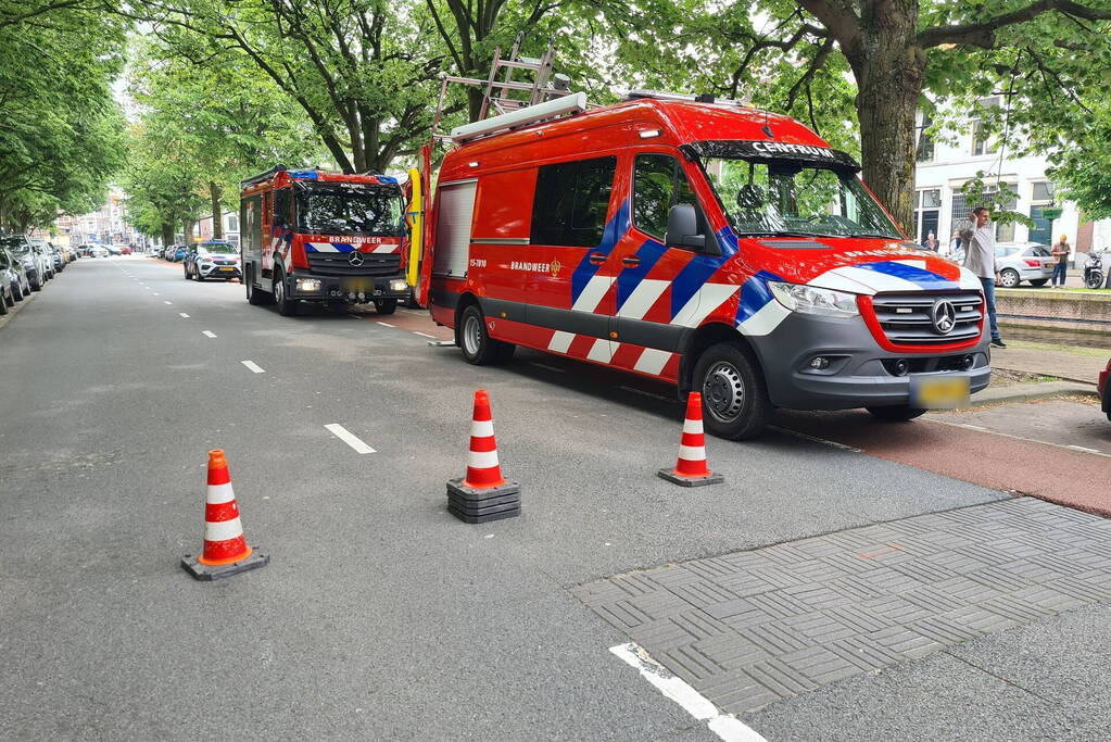 Brandweerduikers zoeken in water na vondst kentekenplaat