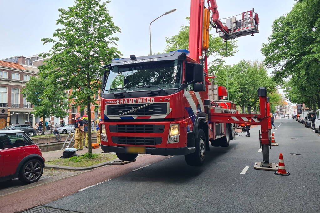 Brandweerduikers zoeken in water na vondst kentekenplaat