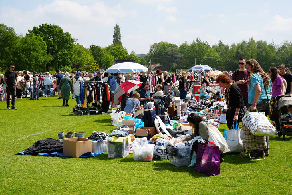 Jubileumeditie van succesvolle rommelmarkt bij voetbalclub goed bezocht