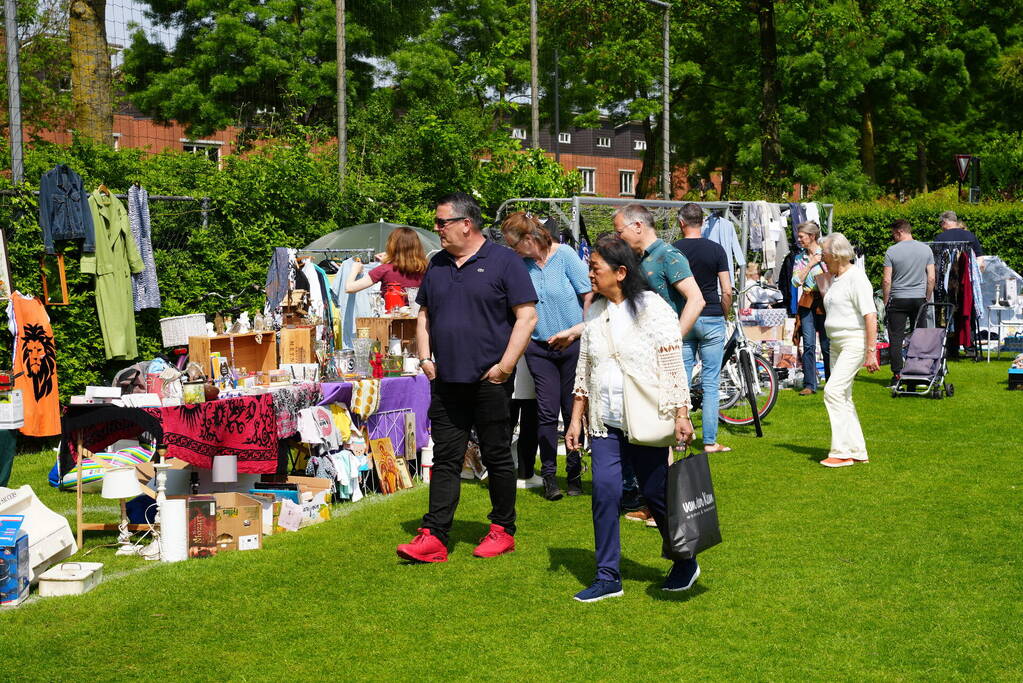 Jubileumeditie van succesvolle rommelmarkt bij voetbalclub goed bezocht