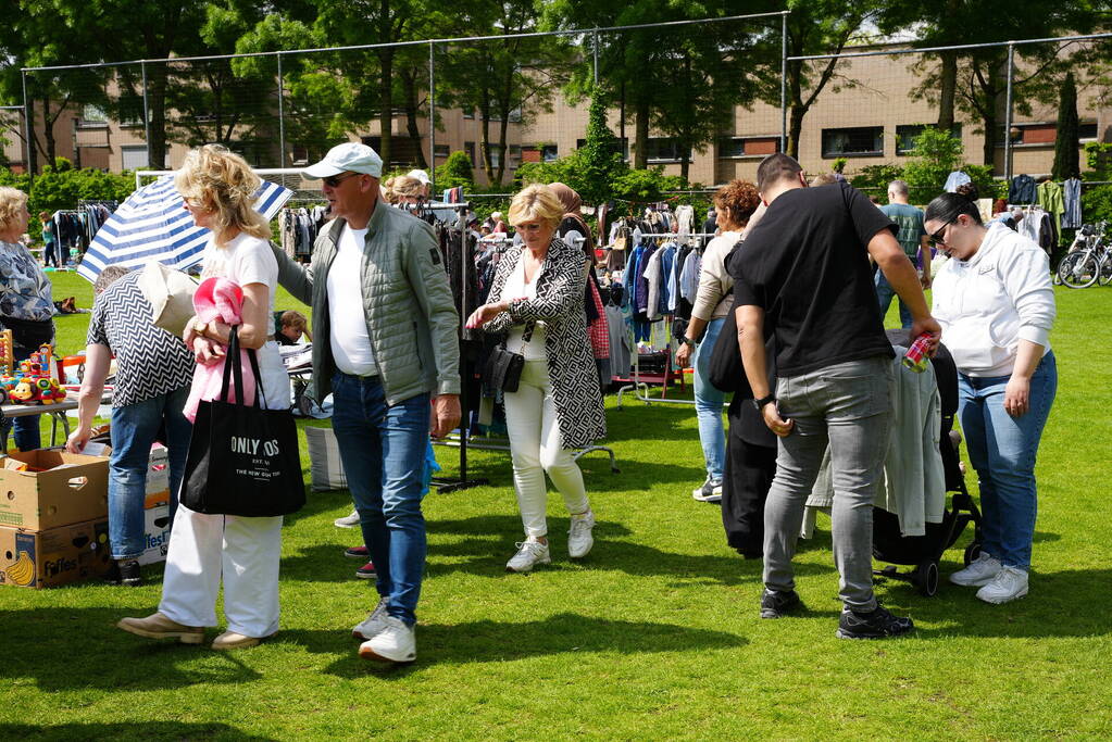 Jubileumeditie van succesvolle rommelmarkt bij voetbalclub goed bezocht