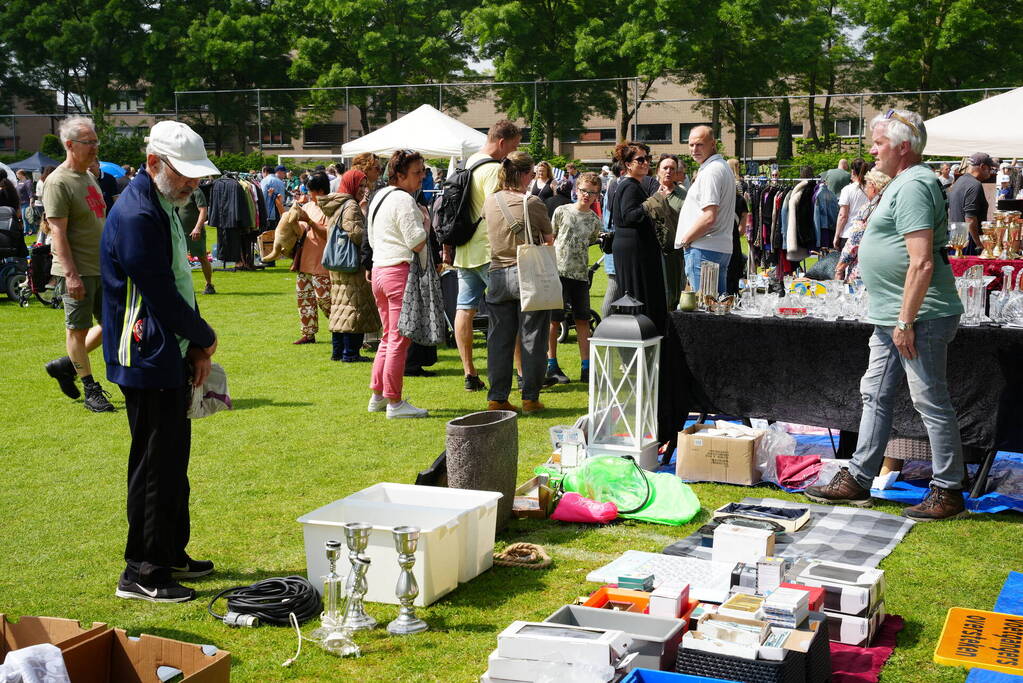 Jubileumeditie van succesvolle rommelmarkt bij voetbalclub goed bezocht