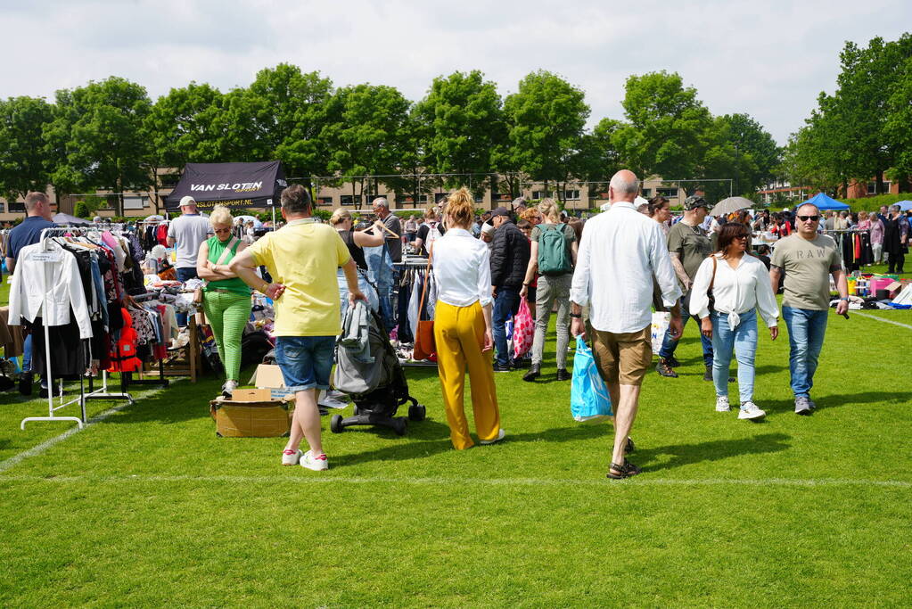 Jubileumeditie van succesvolle rommelmarkt bij voetbalclub goed bezocht