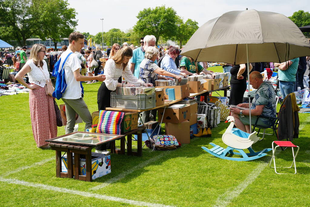 Jubileumeditie van succesvolle rommelmarkt bij voetbalclub goed bezocht