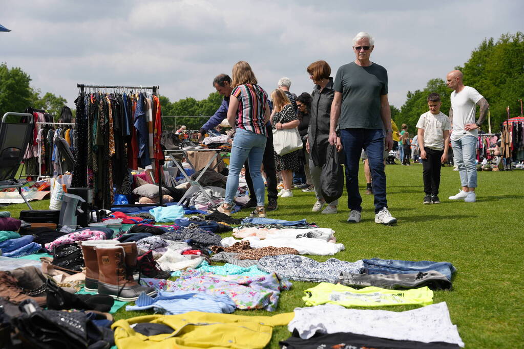 Jubileumeditie van succesvolle rommelmarkt bij voetbalclub goed bezocht