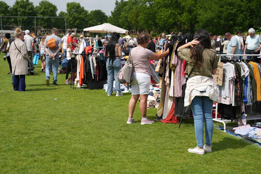 Jubileumeditie van succesvolle rommelmarkt bij voetbalclub goed bezocht