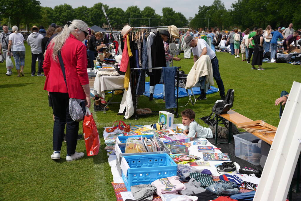 Jubileumeditie van succesvolle rommelmarkt bij voetbalclub goed bezocht