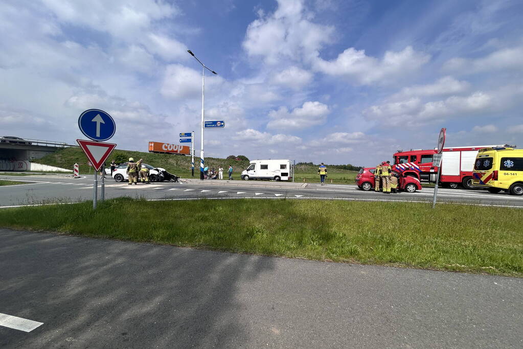 Auto zwaar beschadigd na botsing