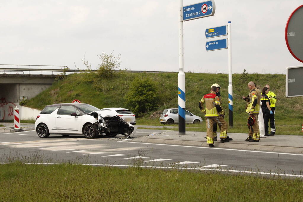 Auto zwaar beschadigd na botsing