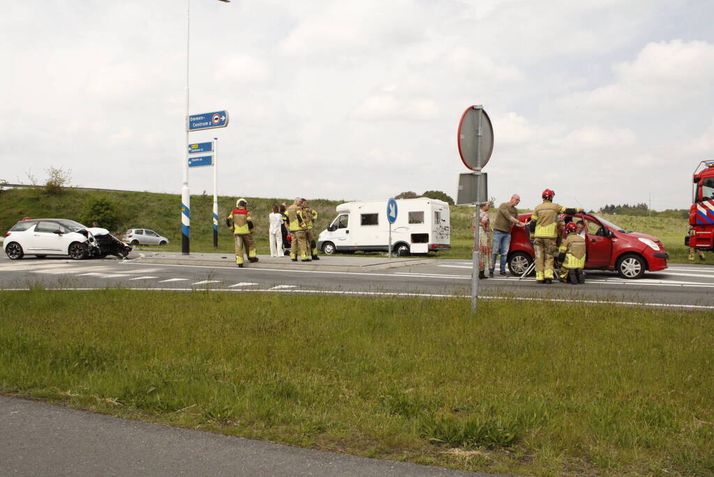 Auto zwaar beschadigd na botsing