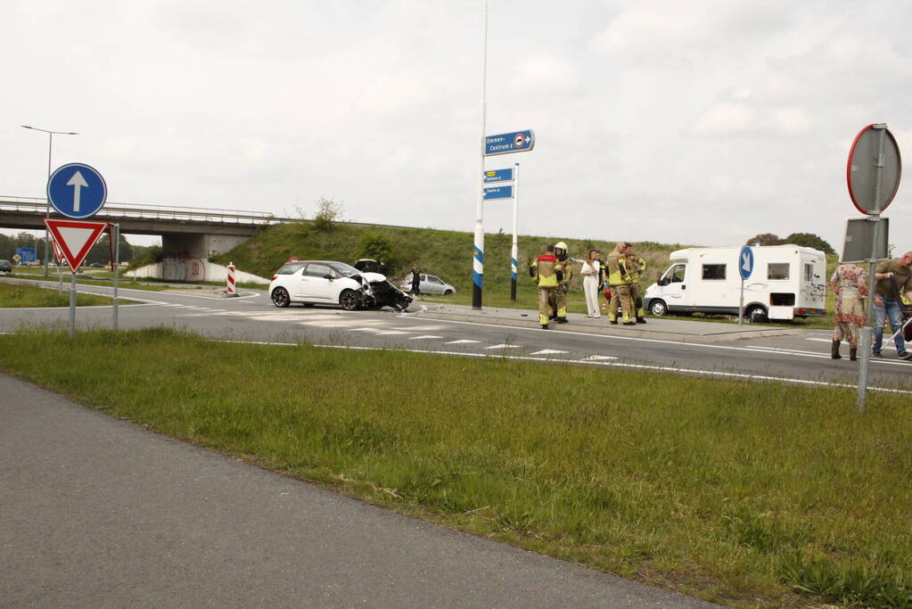 Auto zwaar beschadigd na botsing