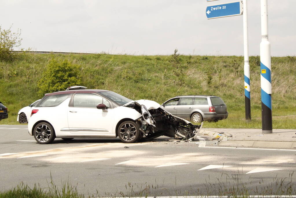 Auto zwaar beschadigd na botsing