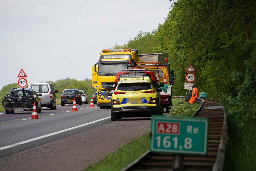 Vrachtwagen verliest band en veroorzaakt schade en file