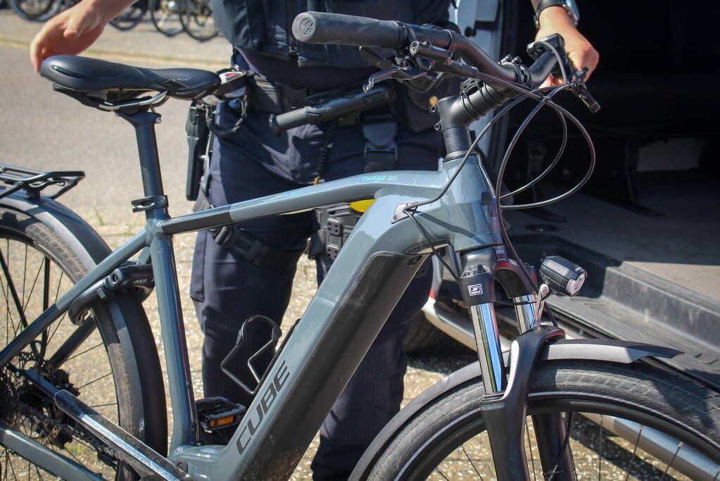 Fietser gewond bij aanrijding, automobilist rijdt door