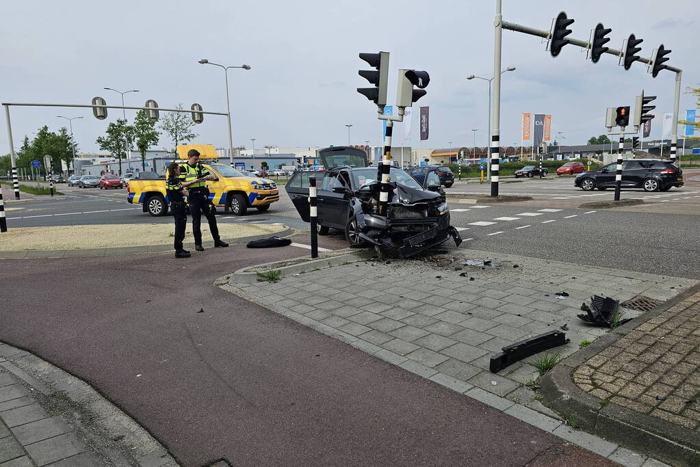 Flinke schade nadat automobilist tegen verkeerspaal rijdt