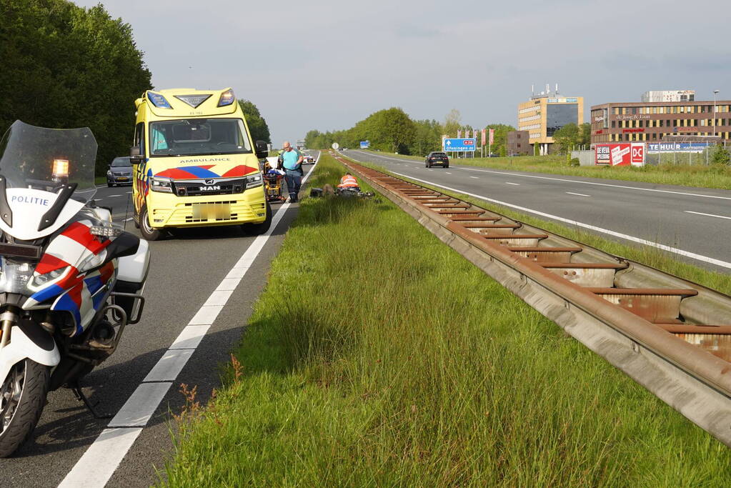 Motorrijder gewond na crash op snelweg