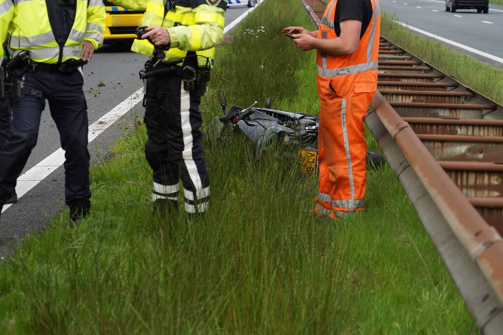 Motorrijder gewond na crash op snelweg