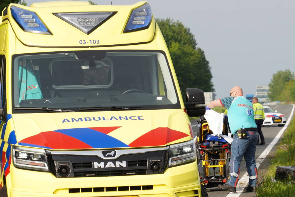 Motorrijder gewond na crash op snelweg