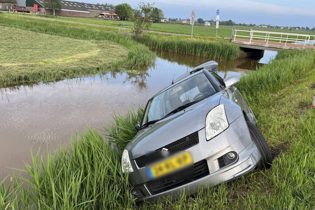 Auto raakt te water door technisch mankement