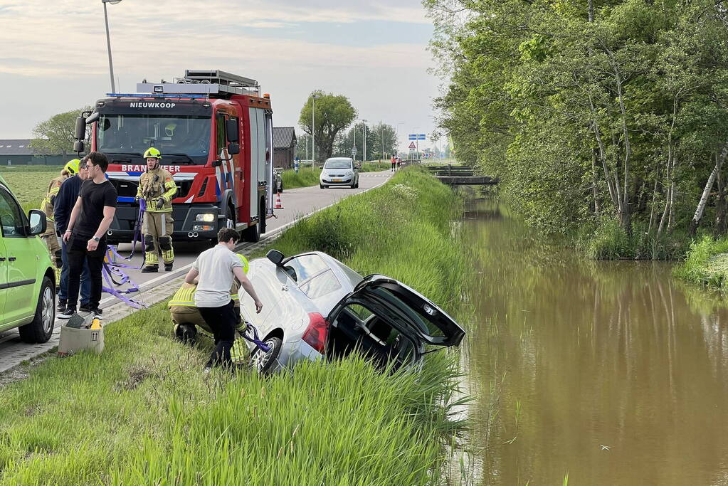 Auto raakt te water door technisch mankement