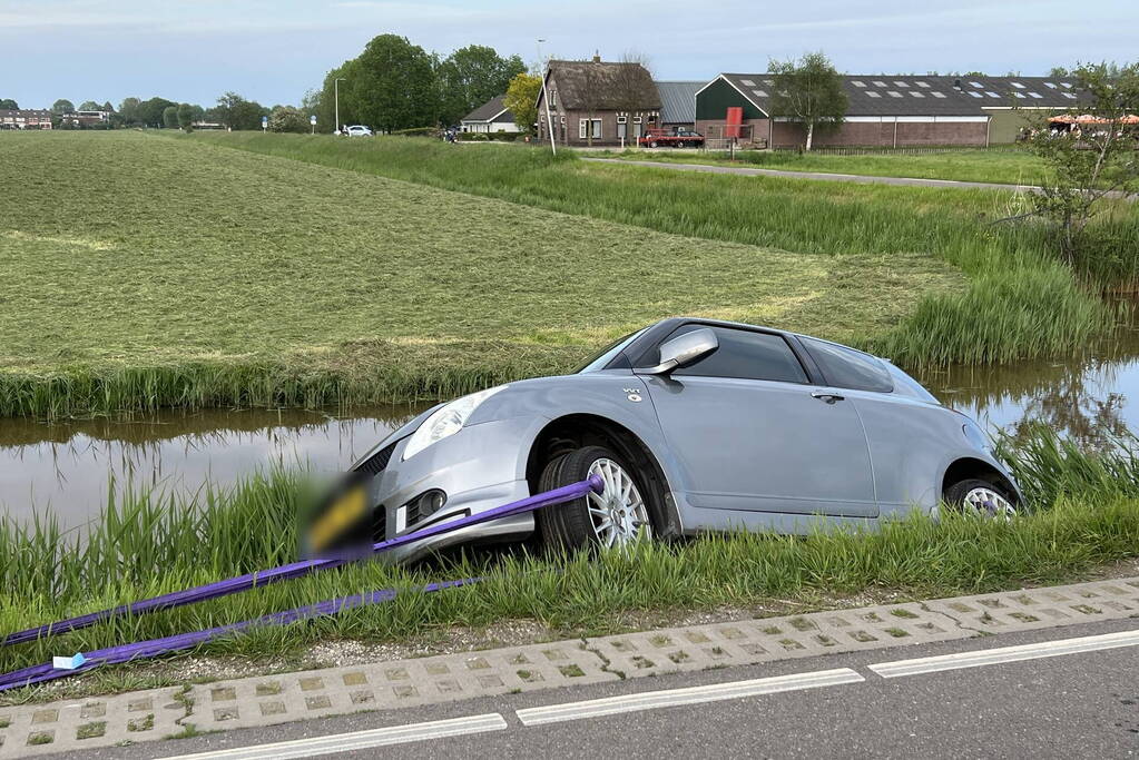 Auto raakt te water door technisch mankement