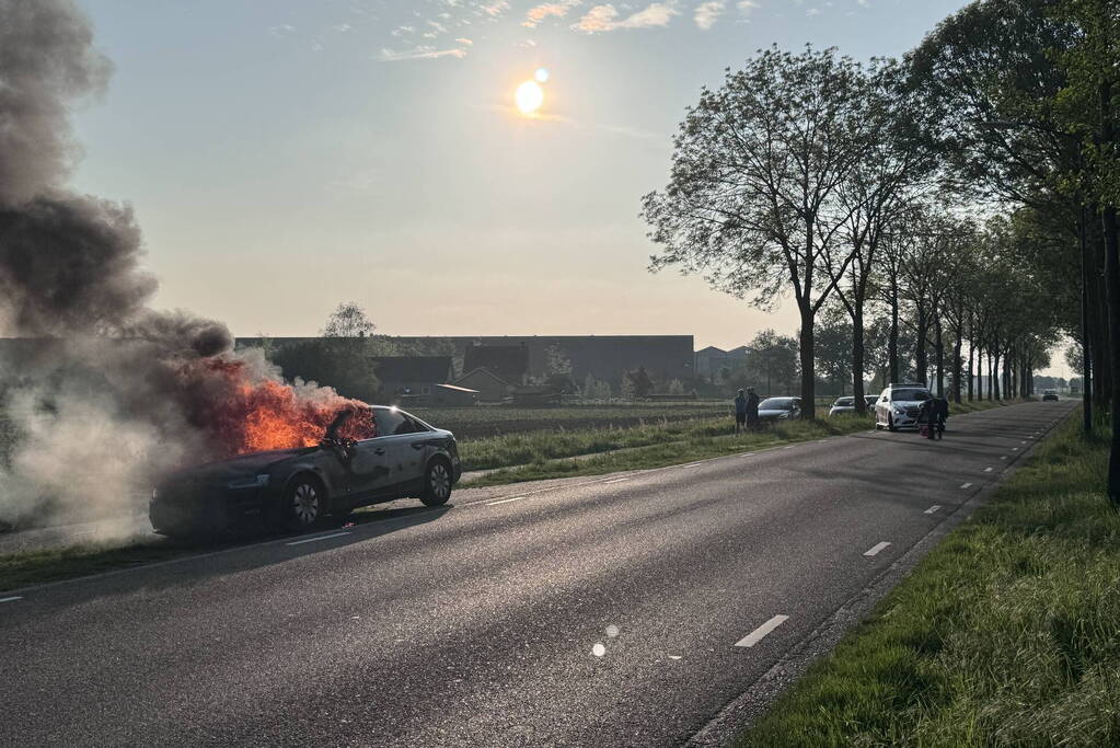 Auto verwoest door brand tijdens rit