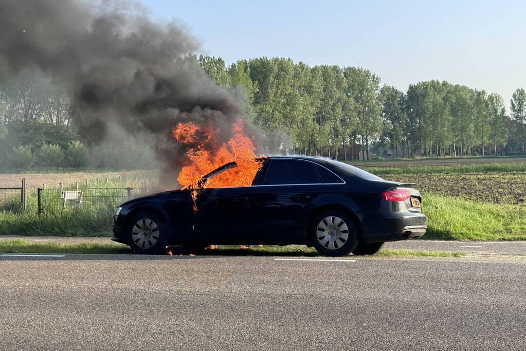 Auto verwoest door brand tijdens rit