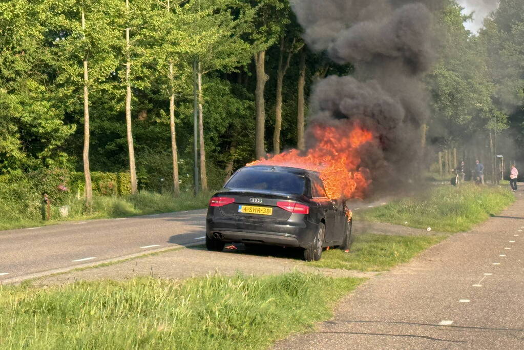 Auto verwoest door brand tijdens rit