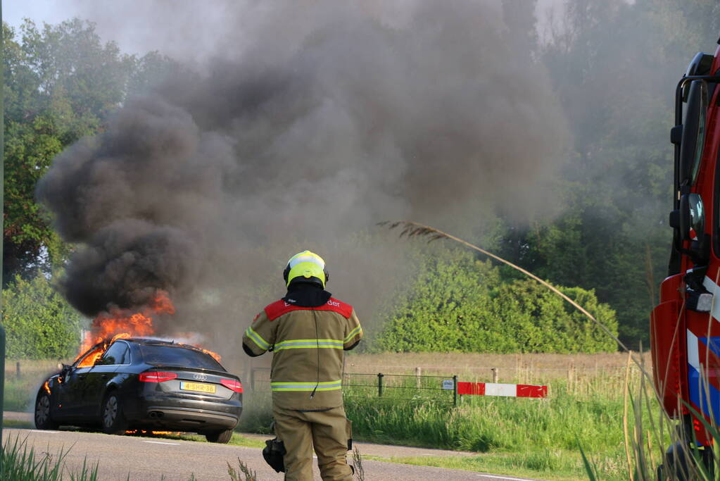 Auto verwoest door brand tijdens rit