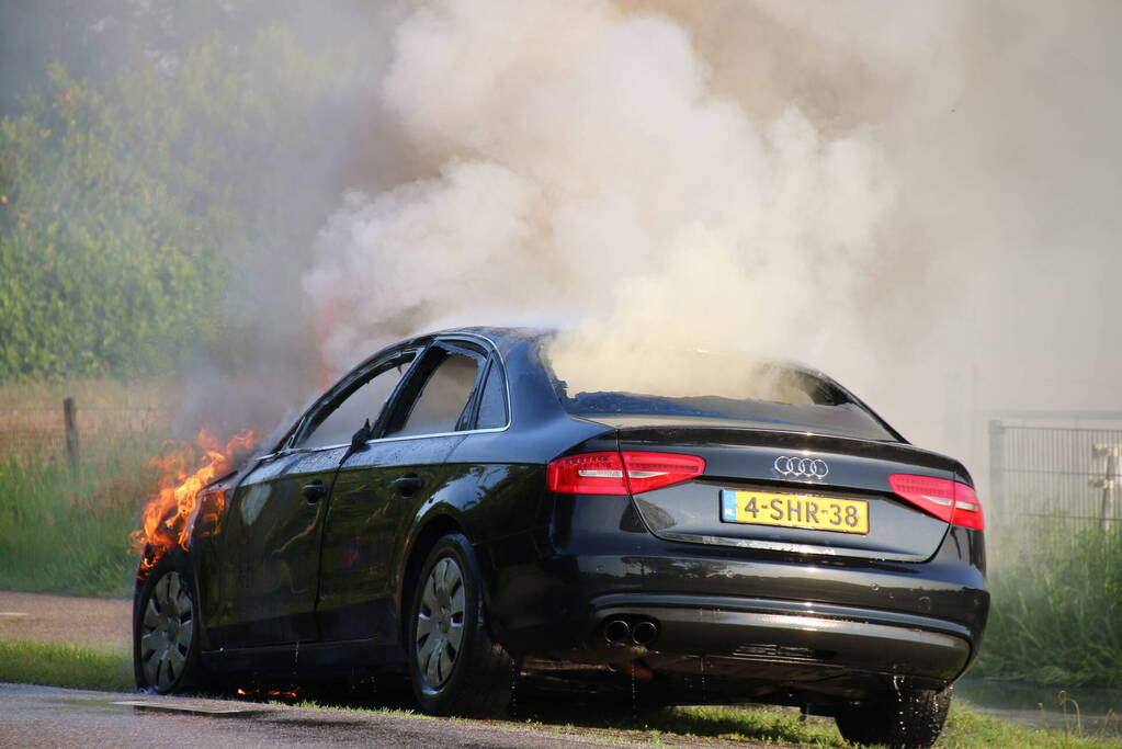 Auto verwoest door brand tijdens rit