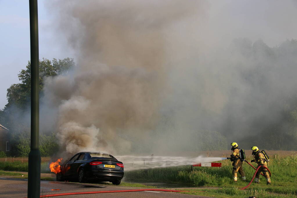 Auto verwoest door brand tijdens rit