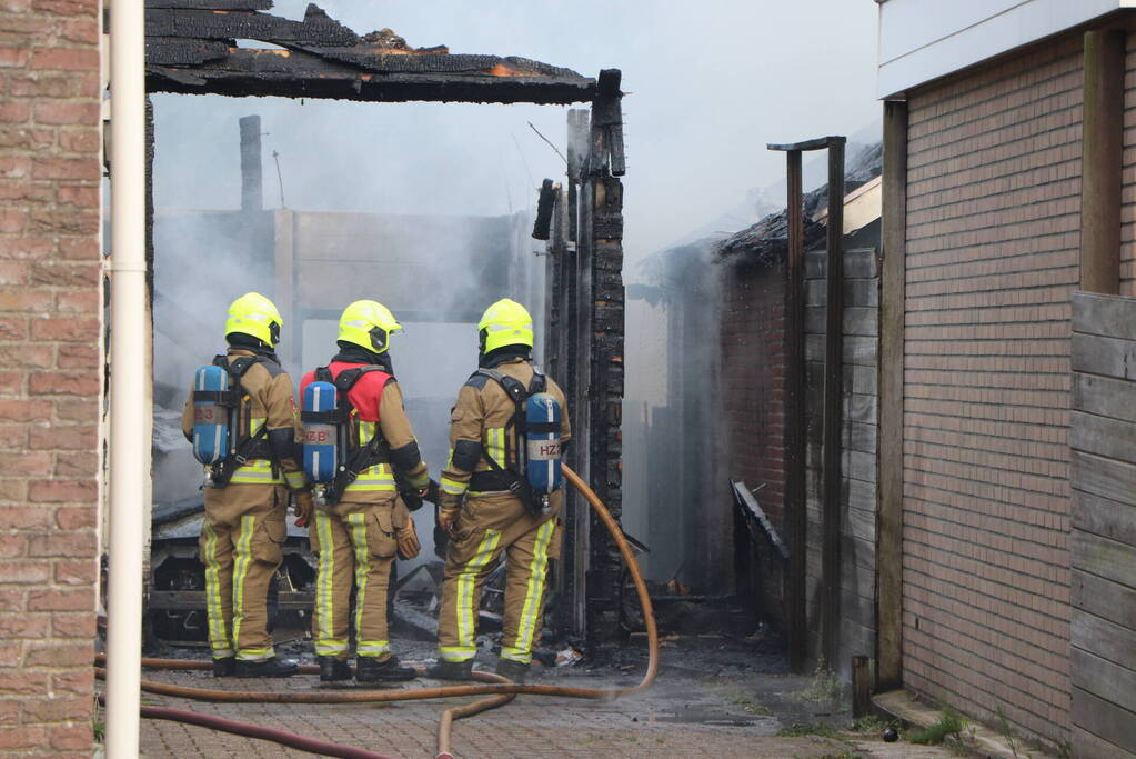 Autobrand slaat over naar buren