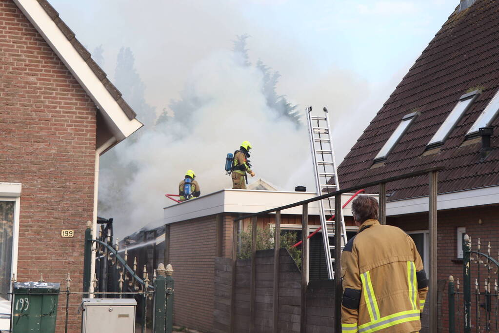 Autobrand slaat over naar buren