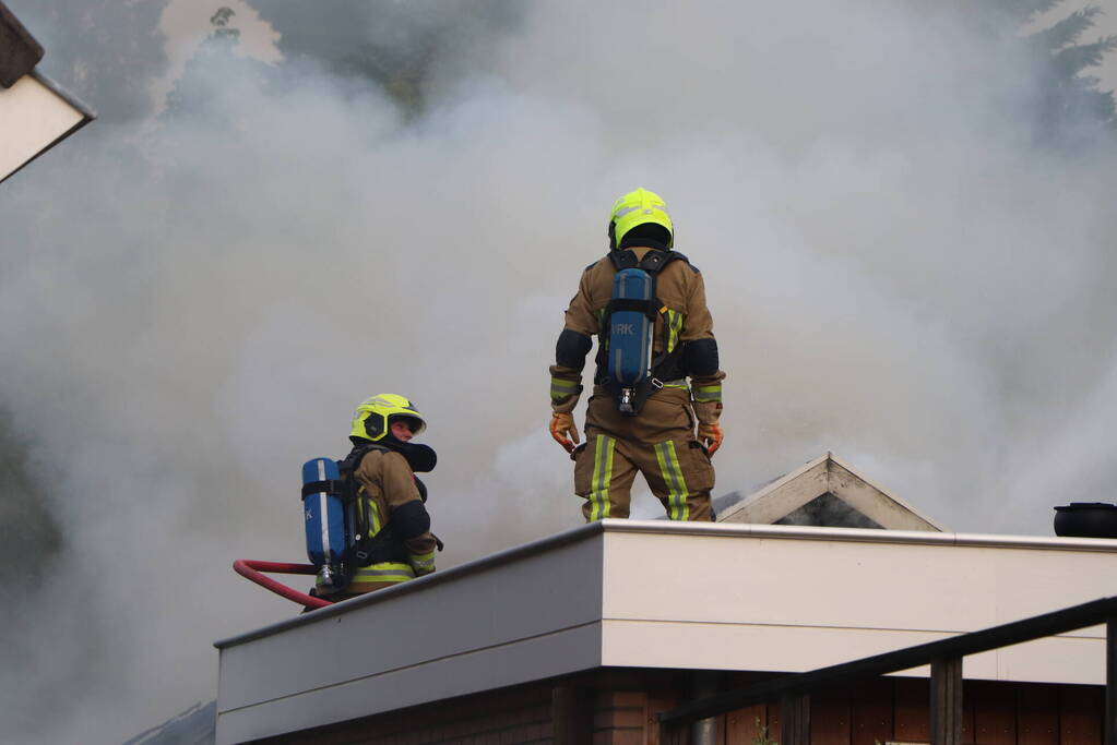 Autobrand slaat over naar buren