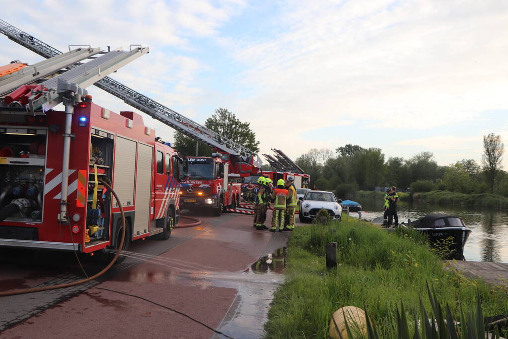 Autobrand slaat over naar buren