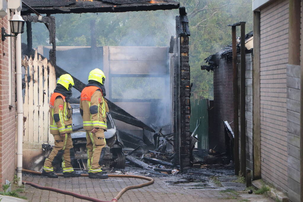 Autobrand slaat over naar buren