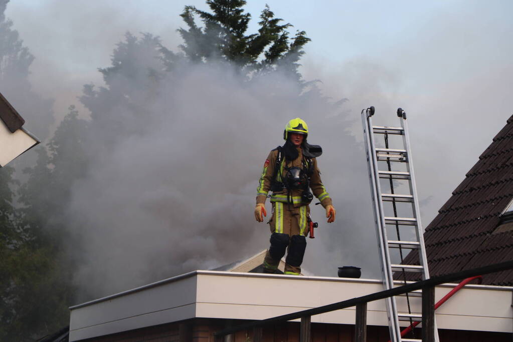 Autobrand slaat over naar buren