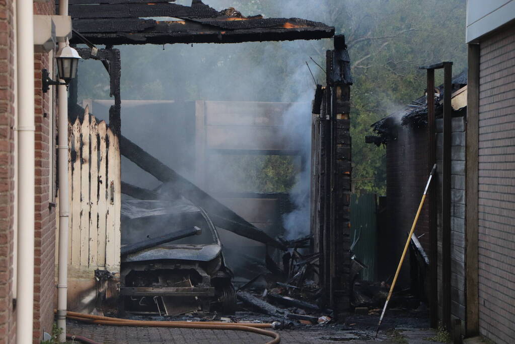 Autobrand slaat over naar buren