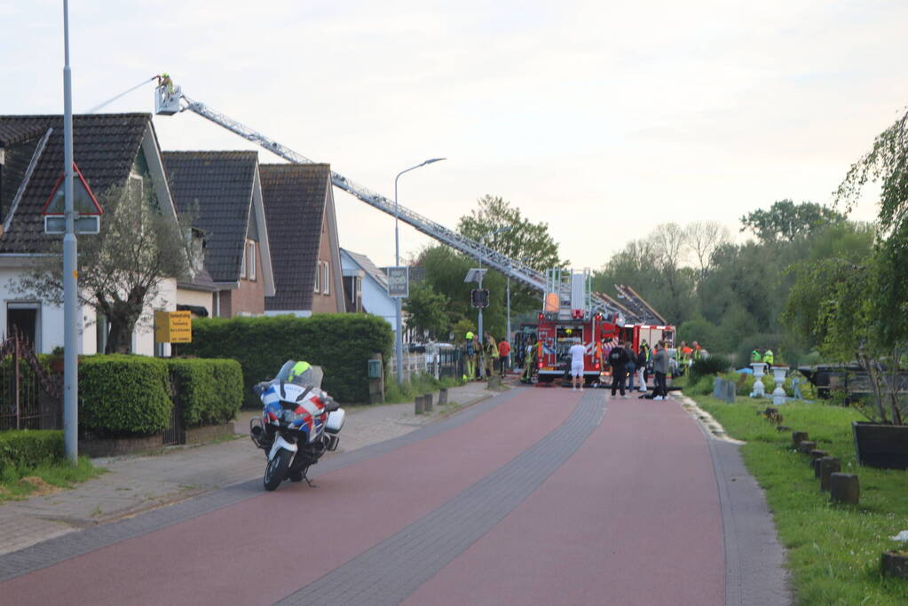 Autobrand slaat over naar buren