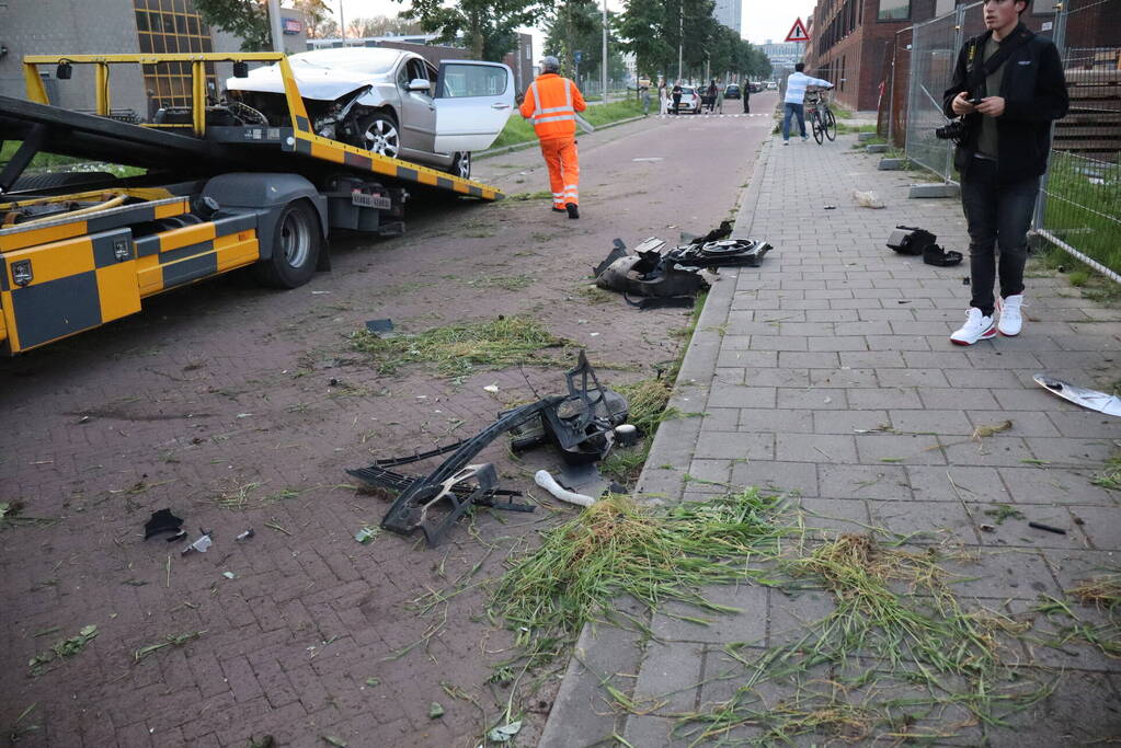 Grote ravage nadat auto crasht