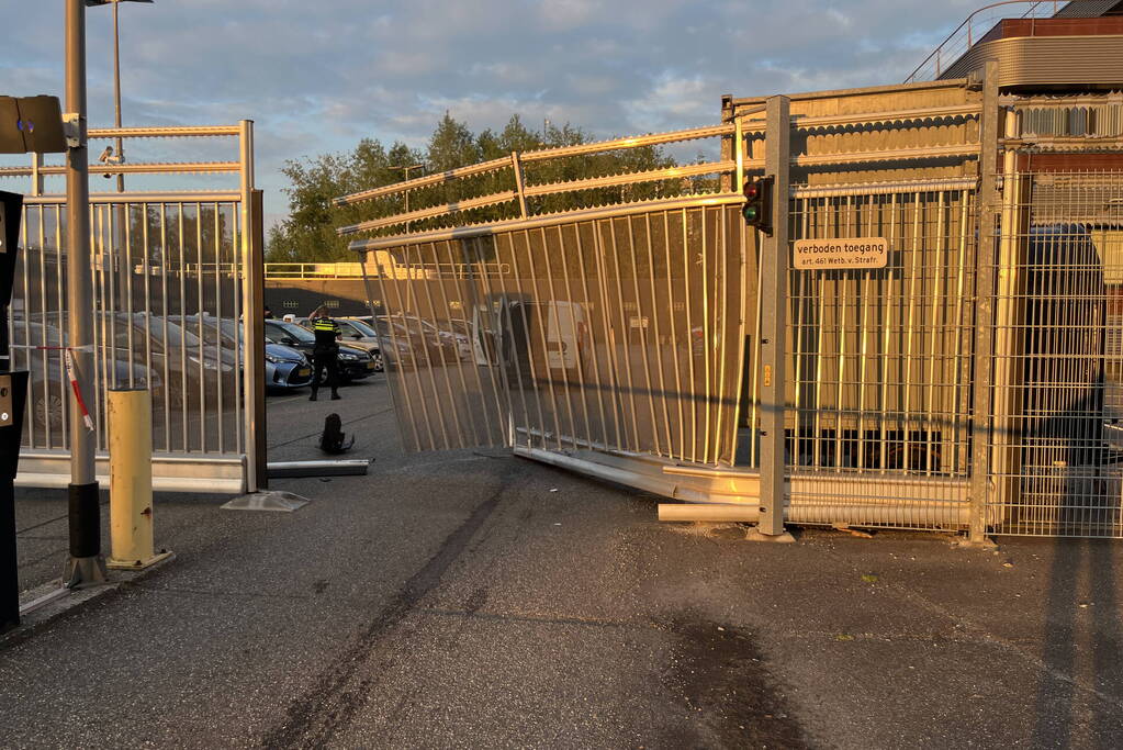 Persoon pleegt aanslag op politiebureau